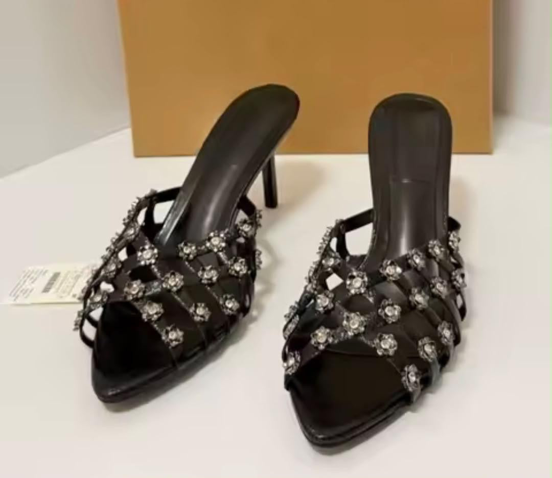 Mules à Talon Aiguille en Cuir Noir et or avec Brides Entrelacées et Strass Fleur