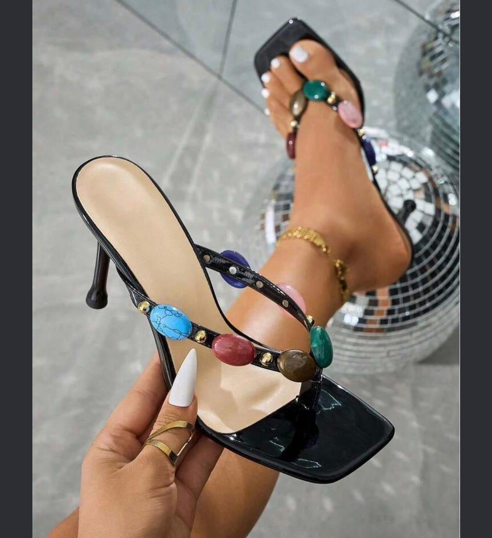 Mules style tongs à talons aiguilles avec pierres précieuses colorées