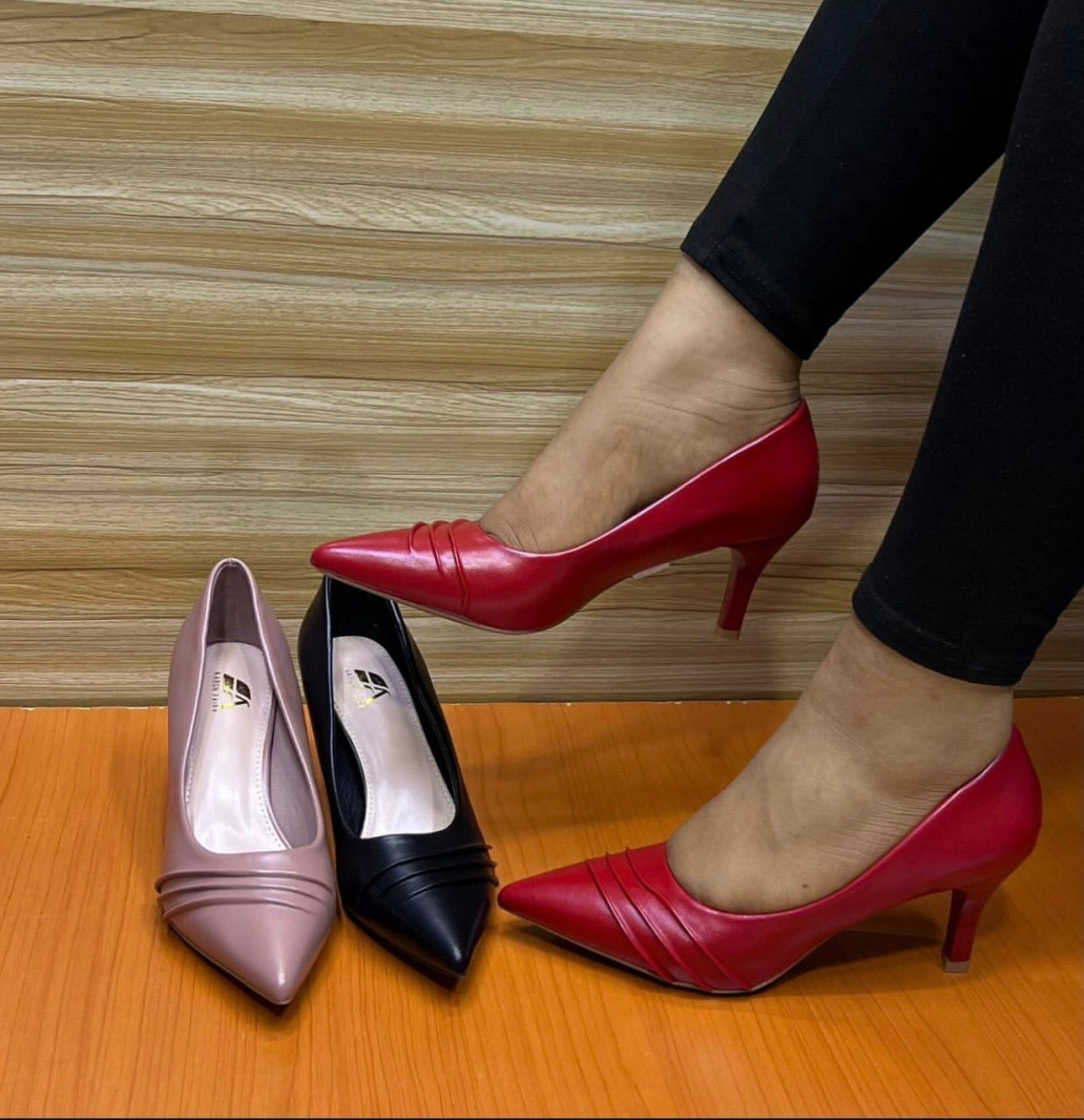 Escarpins Pointus en Cuir à Détails Plissés et Talon Aiguille Moyen