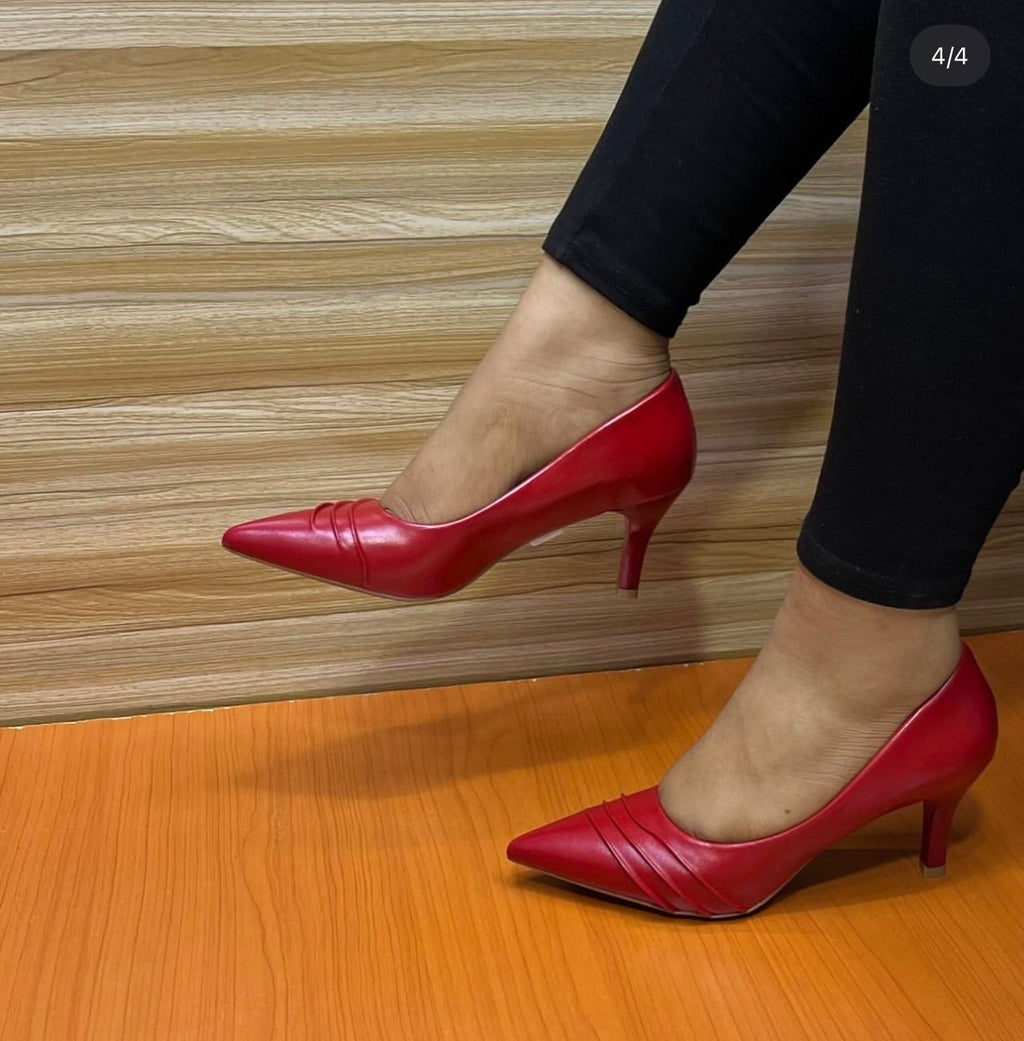 Escarpins Pointus en Cuir à Détails Plissés et Talon Aiguille Moyen