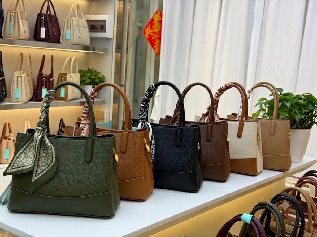 Collection Élégance Urbaine : Sacs à Main Cabas Chic avec Foulard Intégré
