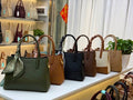 Collection Élégance Urbaine : Sacs à Main Cabas Chic avec Foulard Intégré
