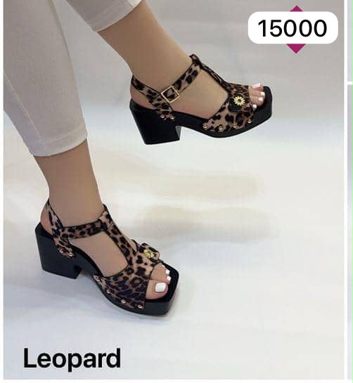Sandales compensées à talon bloc et motifs animaliers