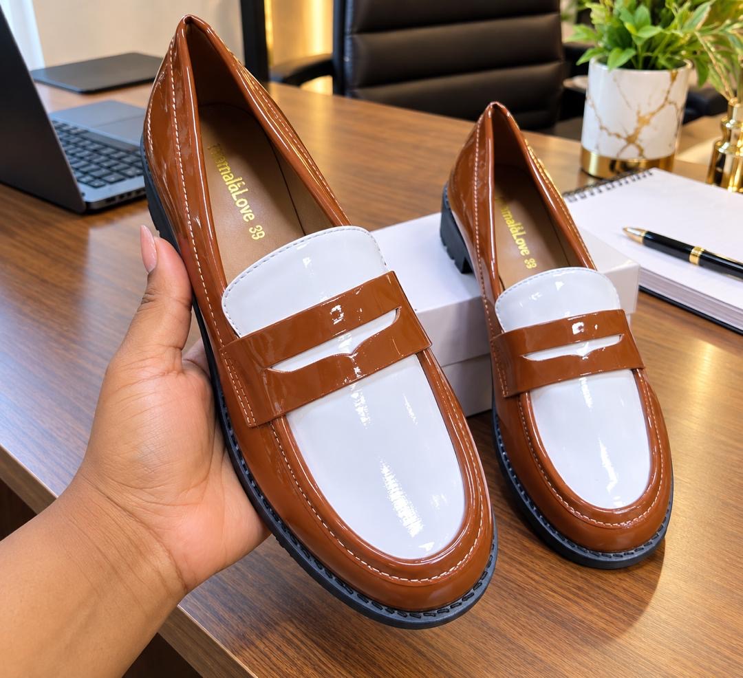 Mocassins Bicolores en Cuir Verni pour Femme – Marron Cognac et Blanc