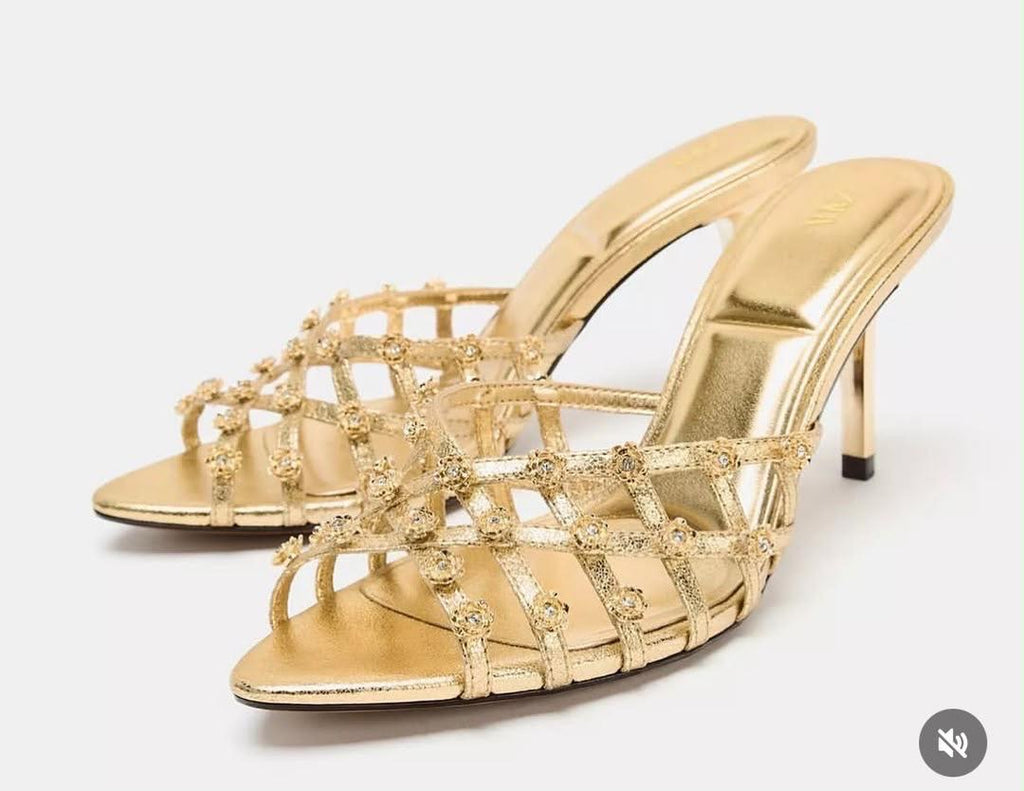 Mules à Talon Aiguille en Cuir Noir et or avec Brides Entrelacées et Strass Fleur