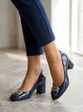Escarpins Vernis Bleu Marine à Talon Carré et Boucle Métallique.