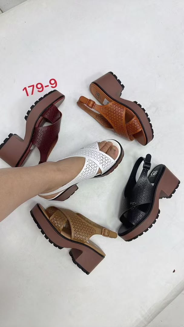 Sandales compensées Plateformes à Sangles Croisées Perforées – Style Rétro Chic